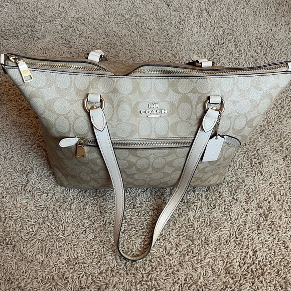 Coach Gallery Tote In Signature Canvas - Picture 4 of 12